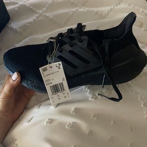 NEVER WORN black ultraboost 21 Nike woman’s shoes size 7